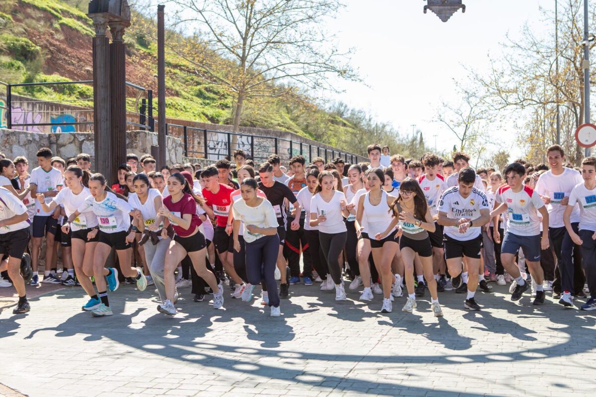 El IES Fernando III reúne a 400 alumnos en su carrera “Vuelta a la Peña” combinando deporte y sostenibilidad